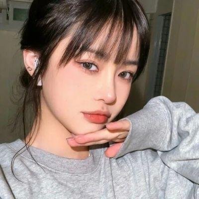 戴流苏耳环的少女